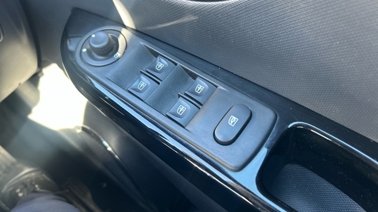 Renault Captur 1.2 TCE Dynamique S MediaNav 5dr EDC Petrol Hatchback